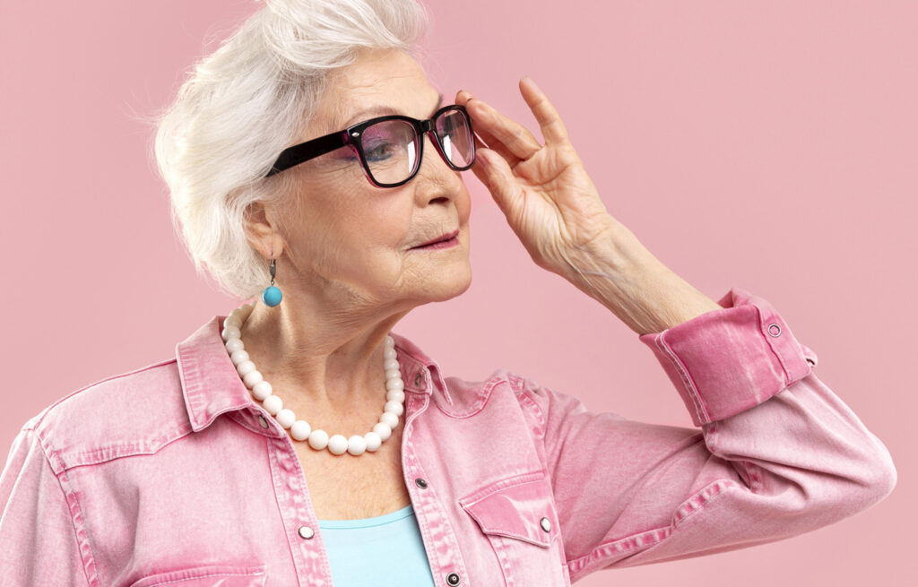 Oma schaut nach rechts